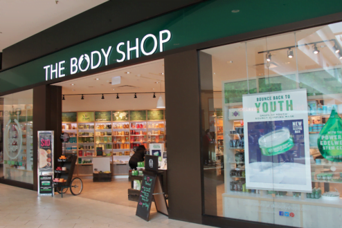 A rede de cosméticos norte-americana The Body Shop é um exemplo de empresa que pratica o Capitalismo Consciente: preocupado com questões ambientais e sociais além do lucro.