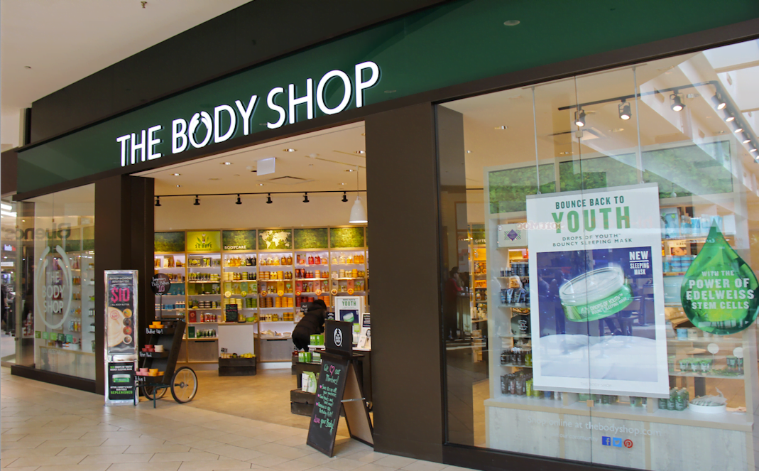 A rede de cosméticos norte-americana The Body Shop é um exemplo de empresa que pratica o Capitalismo Consciente: preocupado com questões ambientais e sociais além do lucro.