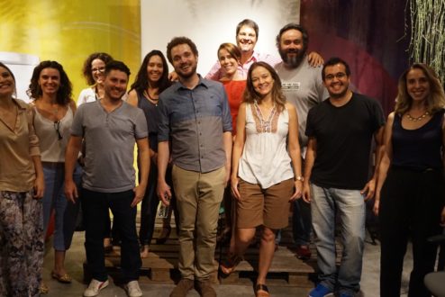 Leandro (à frente e no meio, de camisa bicolor) e os participantes de sua aula na Academia Draft, na última segunda-feira, na ProjectHub.