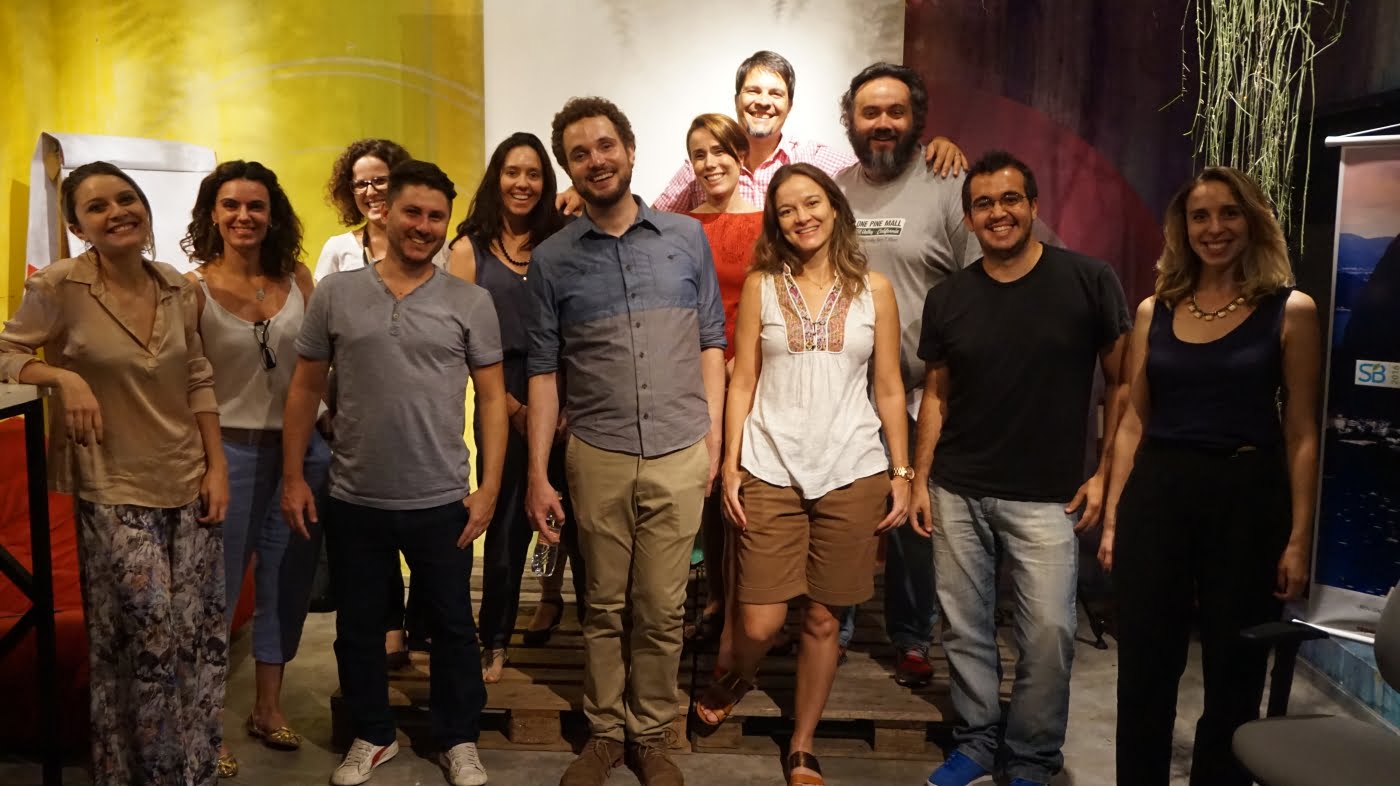 Leandro (à frente e no meio, de camisa bicolor) e os participantes de sua aula na Academia Draft, na última segunda-feira, na ProjectHub.