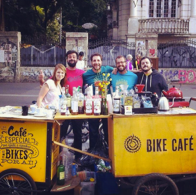 O Bike Café faz eventos corporativos, mas também tem ido à Paulista aberta, aos domingos, vender café e drinks por lá.