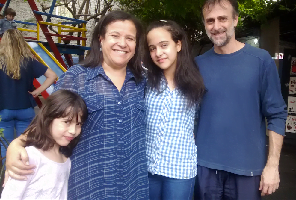 Ana com as filhas Evelyn e Daniela, e Luciano Fontes, seu “parceiro de verdade”, como ela gosta de dizer.