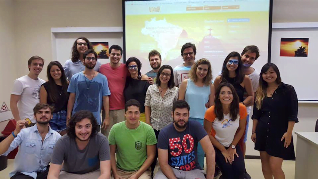 Equipe do Vivalá e amigos, reunidos numa apresentação sobre a startup.
