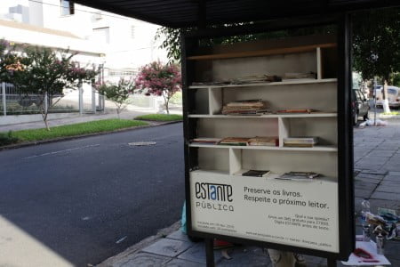 Estante Pública: o projeto, que colocou estantes de livros em pontos de ônibus em Porto Alegre, deu início ao Estúdio Nômade.