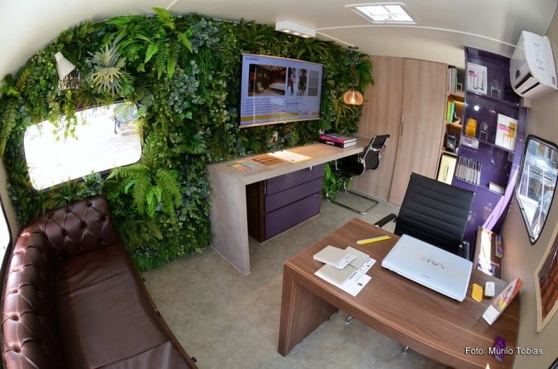 O interior do trailler-escritório da Upik tem dicas práticas de aproveitamento de espaço.