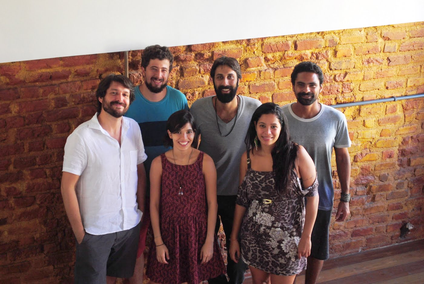 Equipe da MateriaBrasil: Bernardo Ferracioli, Pedro Themoteo, Bruno Temer, Bernardo Mattos, Manuela Yamada, de vestido roxo, e Daniele Valente, de vestido cinza. (foto: Victor Lanari).