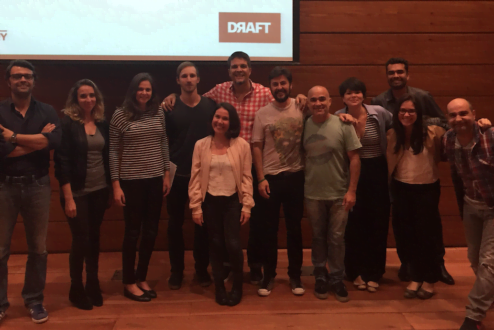 Adriano (de camisa quadriculada, ao centro) e os participantes da aula na Academia Draft.