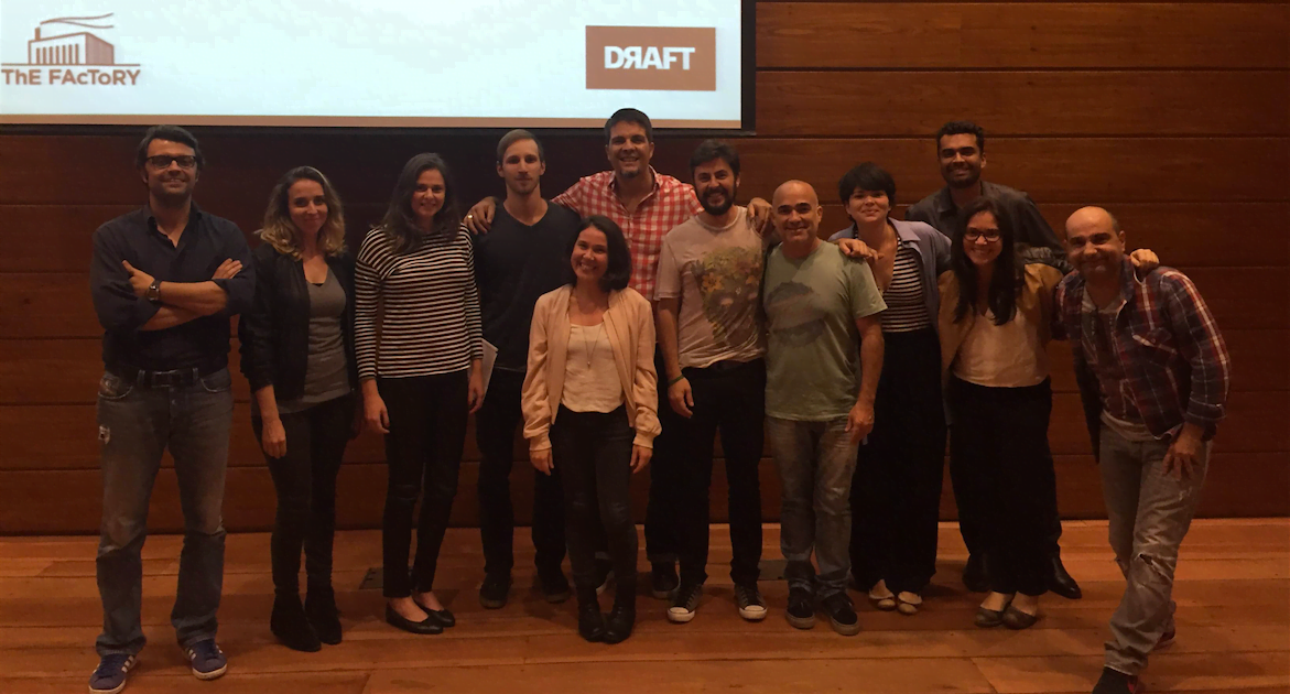 Adriano (de camisa quadriculada, ao centro) e os participantes da aula na Academia Draft.