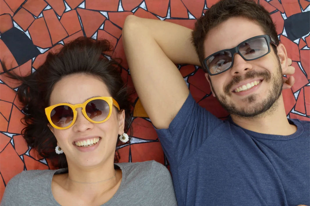 Diogo Cavallari e Letícia Tambellini não estão deitados no chão, mas sobre uma canga com estampa de ladrilho paulista: a empresa aposta na identidade brasileira.