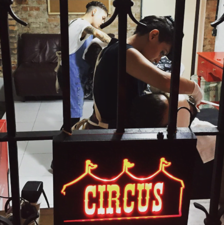 Na Circus, em São Paulo, são mulheres barbeiras que atendem os homens. 