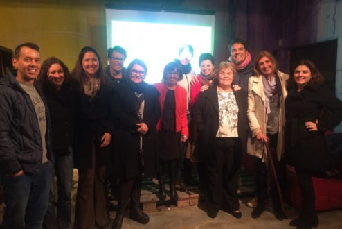 Grupo reunido para ouvir o que Brenda Fucuta (no centro, de vermelho) tinha a dizer sobre feminismo.