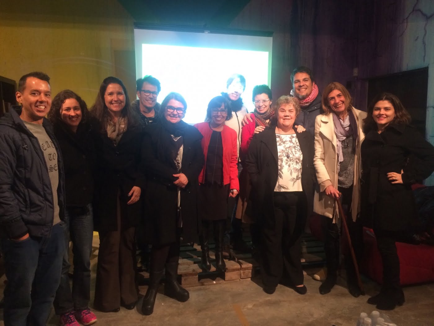 Grupo reunido para ouvir o que Brenda Fucuta (no centro, de vermelho) tinha a dizer sobre feminismo.