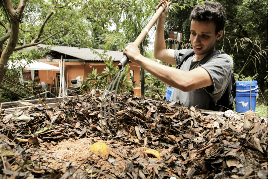 Lucas prepara a compostagem no Parque do Martelo, no Humaitá, no Rio.