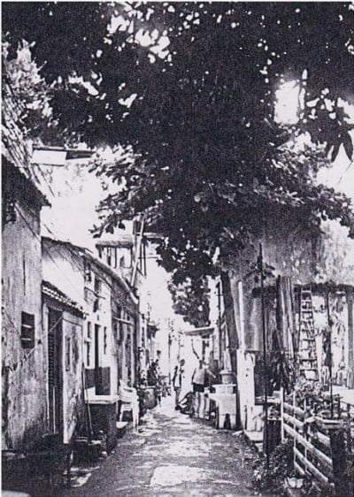 Rua principal da vila antes da revitalização.