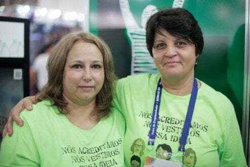 Silvia do Prado e Vanda Ferreira tiveram a ideia da Camiseta Feita de PET num encontro casual, num salão de beleza.