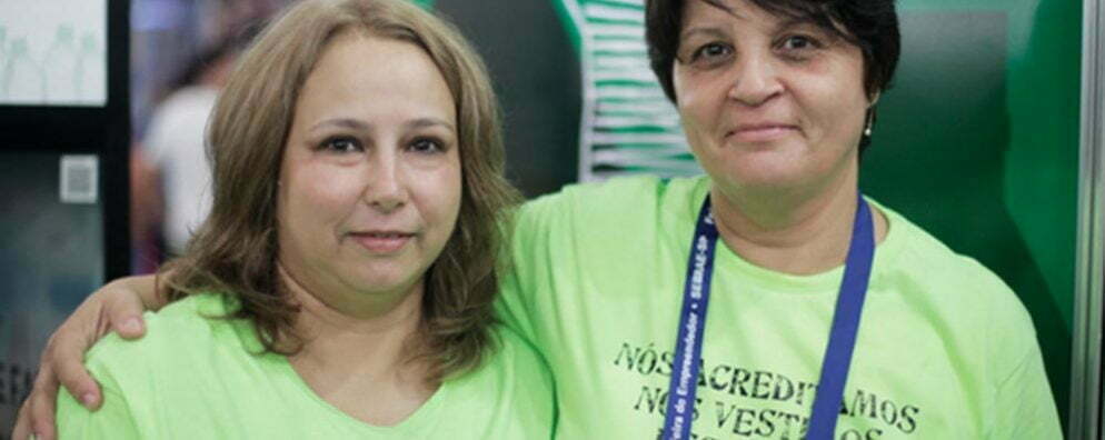 Silvia do Prado e Vanda Ferreira tiveram a ideia da Camiseta Feita de PET num encontro casual, num salão de beleza.