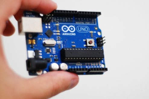 Se o movimento maker é o que é, deve muito ao Arduino, a ferramenta que tornou a robótica e o desenvolvimento de protótipos algo muito mais simples e acessível. Conheça essa história.