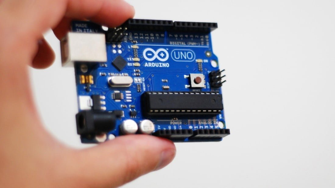 Se o movimento maker é o que é, deve muito ao Arduino, a ferramenta que tornou a robótica e o desenvolvimento de protótipos algo muito mais simples e acessível. Conheça essa história.