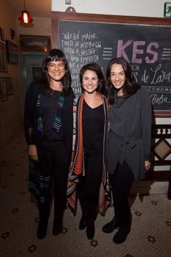 As sócias do KES, Carla Mayumi e Maria Juliana Giraldo, ao lado da jornalista e mediadora de um evento, Mariana Castro.