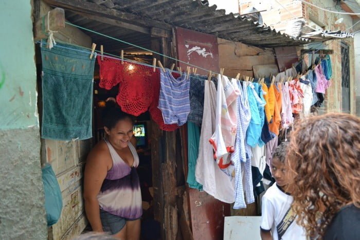 Na favela, a coletividade muitas vezes supera a noção de individualismo. Varais, eletrodomésticos e serviços são compartilhados com naturalidade. 