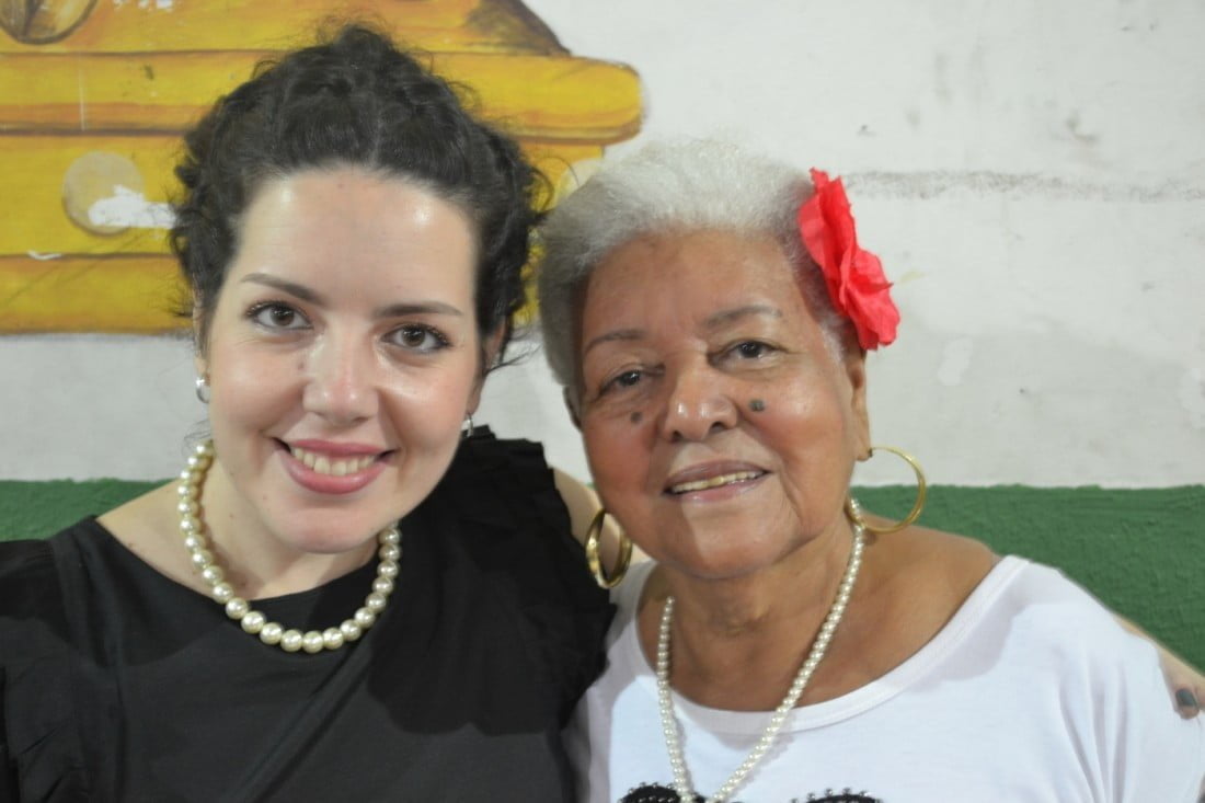 Hilaine Yaccoub ao lado de dona Eunice, uma das matriacas da favela Barreira do Vasco, onde morou por quase quatro anos em pesquisa acadêmica.