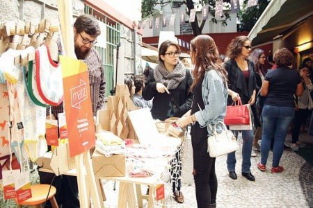 Pedro e Lívia interagindo com clientes nas muitas feiras de comércio justo que participam.