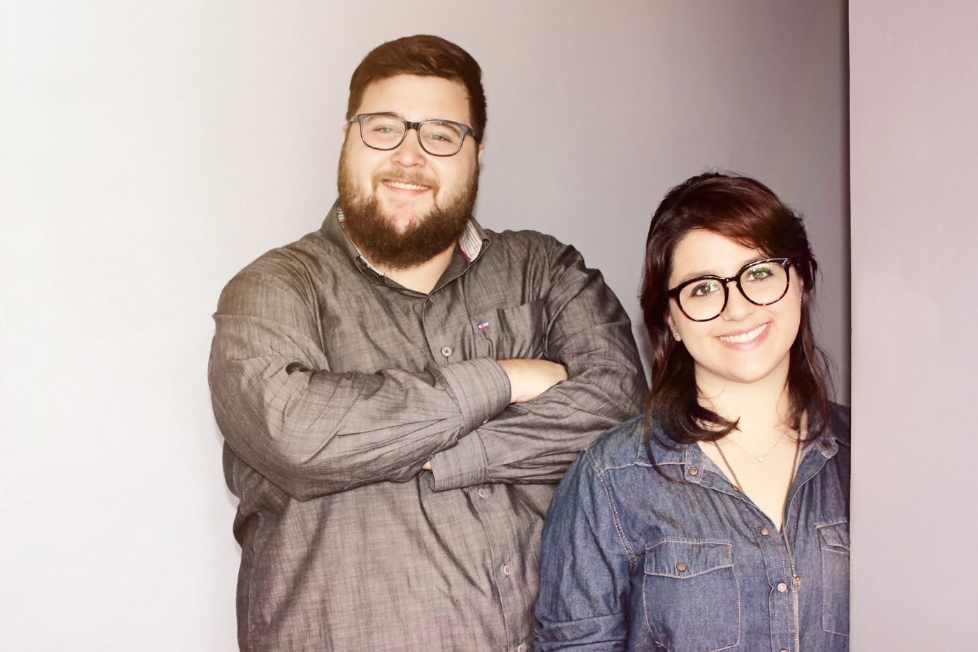 Pedro e Lívia, o casal de designers que fundou a Matiz: roupas de bebês sem distinção de gênero e fruto de uma cadeia de comércio justo.