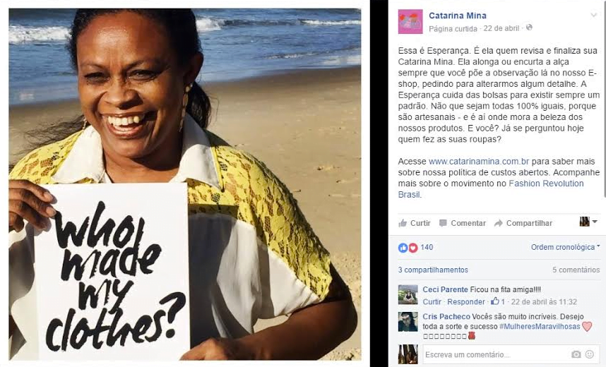 Nas redes sociais, a Catarina Mina mostra quem faz os produtos. Acima, a artesã Esperança segura um cartaz com os dizeres "Who made my clothes?" ("Quem fez as minhas roupas?").