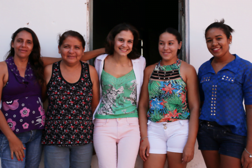 Artesãs da Catarina Mina em Itatinga, perto de Fortaleza. Ao centro, de calça branca, a fundadora da marca, Celina Hissa (foto: Igor Graziano).