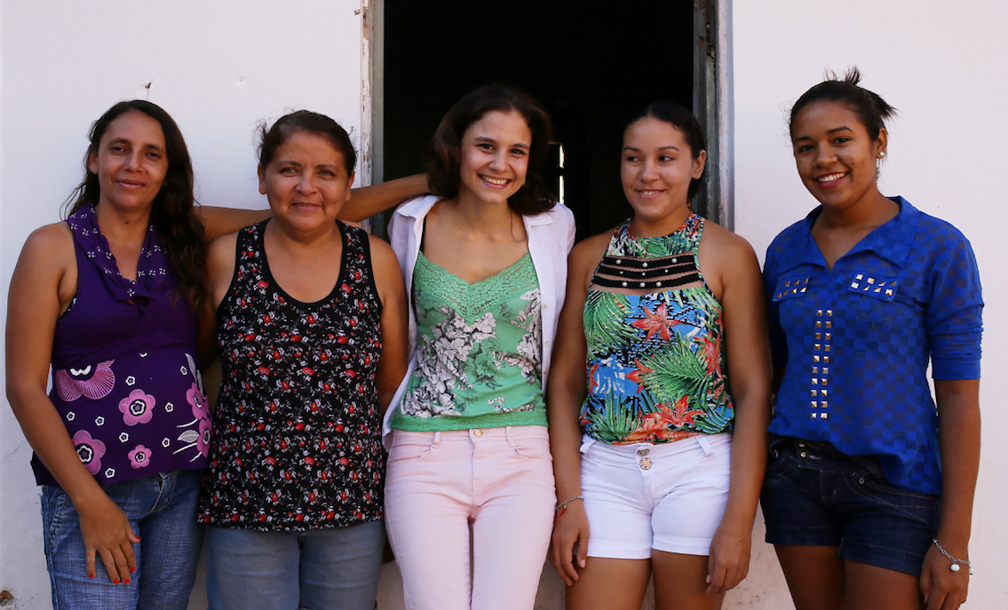 Artesãs da Catarina Mina em Itatinga, perto de Fortaleza. Ao centro, de calça branca, a fundadora da marca, Celina Hissa (foto: Igor Graziano).