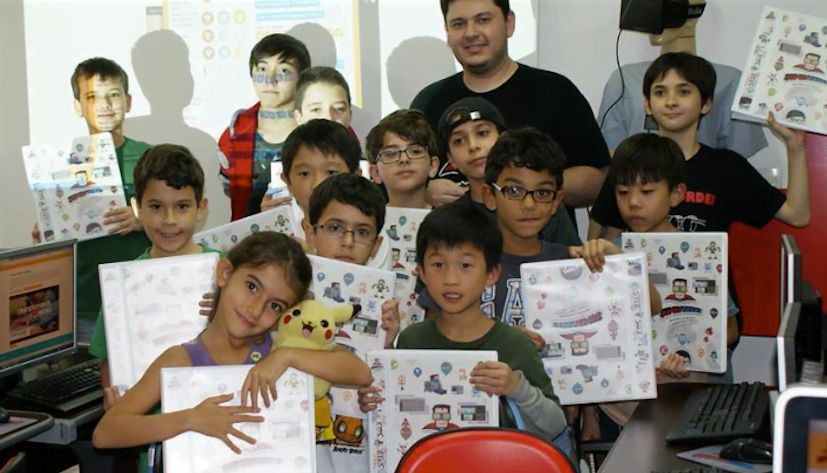 Marco cercado de alguns dos "supergeeks" na unidade da Vila Mariana, em São Paulo. A escola abriu graças ao pagamento das primeiras matrículas, pois eles não tinham capital para investir.