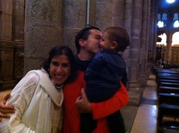 Na catedral de Santiago, o reencontro com a esposa, Márcia, e o filho de 1 ano, Rafa.