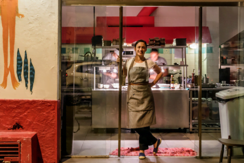 Bel Coelho à frente do Clandestino, seu restaurante que funciona apenas uma semana por mês. E dá lucro. (foto: Lucas Terribili)