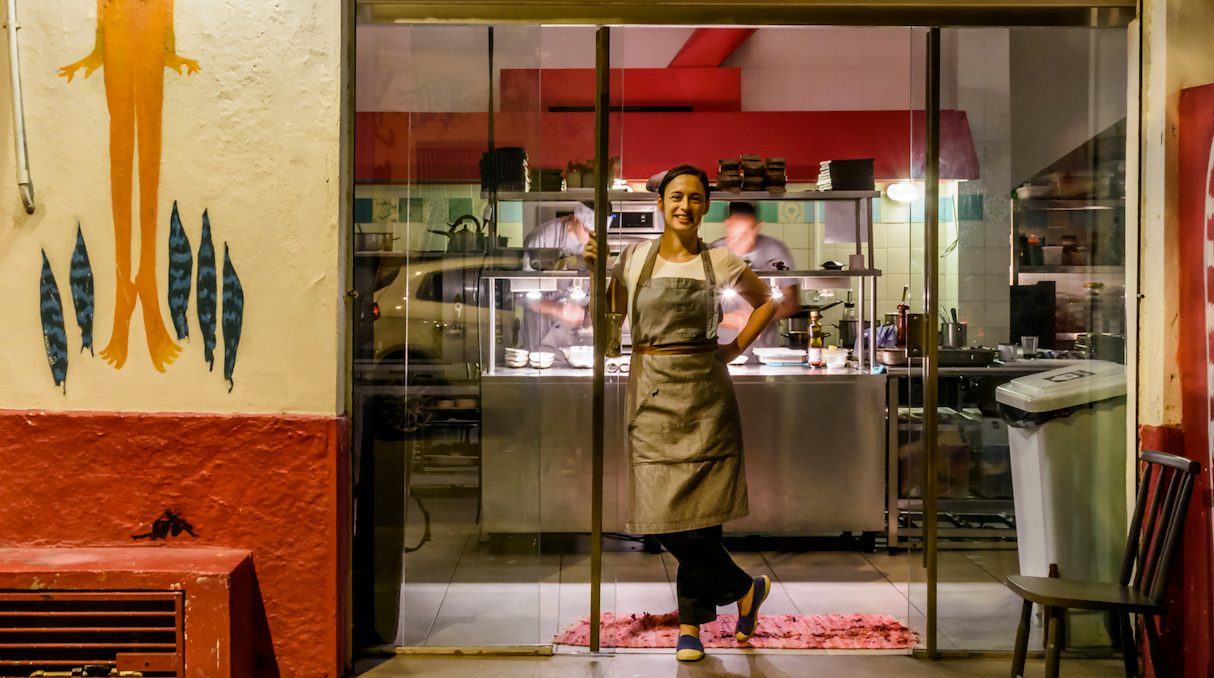 Bel Coelho à frente do Clandestino, seu restaurante que funciona apenas uma semana por mês. E dá lucro. (foto: Lucas Terribili)