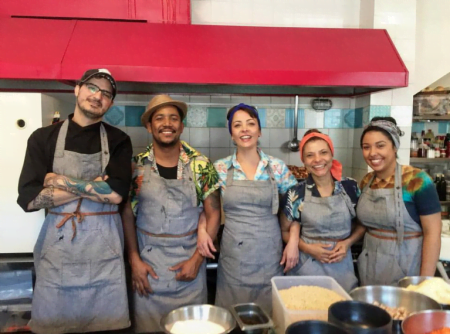 Equipe reunida na última edição do Canto da Bel. De chapéu marrom, o sous-chef Wylisses, o "braço direito e esquerdo" de Bel.