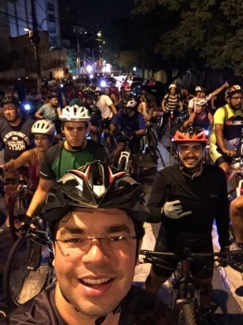 André e os amigos ciclistas numa pedalada por São Paulo. Ele emagreceu 10 quilos depois de adotar a bike.