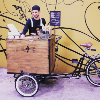 Antônio pronto para levar a bike da Frida & Mina a eventos, como a Virada Sustentável, no último fim de semana.