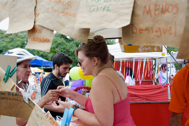 On e offline: a coordenadora de redes Amanda Segnini numa ação de rua.