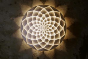 A luminária Dahlia, do artista finlandês Janne Kyttanen, é um exemplo da aplicação do design generativo.