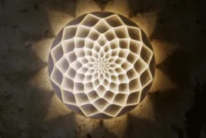 A luminária Dahlia, do artista finlandês Janne Kyttanen, é um exemplo da aplicação do design generativo.