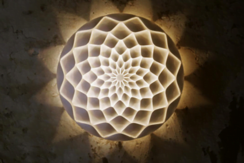 A luminária Dahlia, do artista finlandês Janne Kyttanen, é um exemplo da aplicação do design generativo.