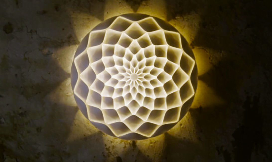 A luminária Dahlia, do artista finlandês Janne Kyttanen, é um exemplo da aplicação do design generativo.