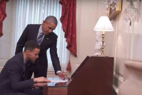 Barack Obama banca o mentor de Stephen Curry, jogador da NBA, no vídeo de divulgação de um programa de mentoria nos EUA.q