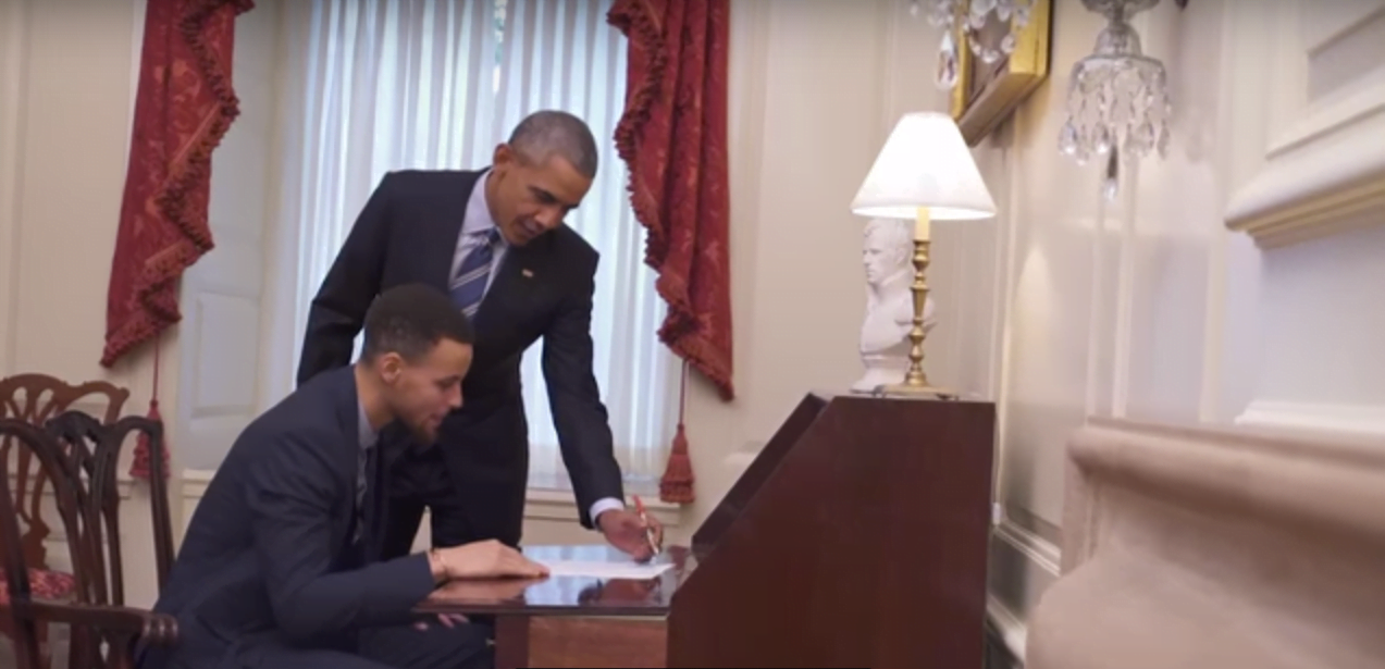 Barack Obama banca o mentor de Stephen Curry, jogador da NBA, no vídeo de divulgação de um programa de mentoria nos EUA.q