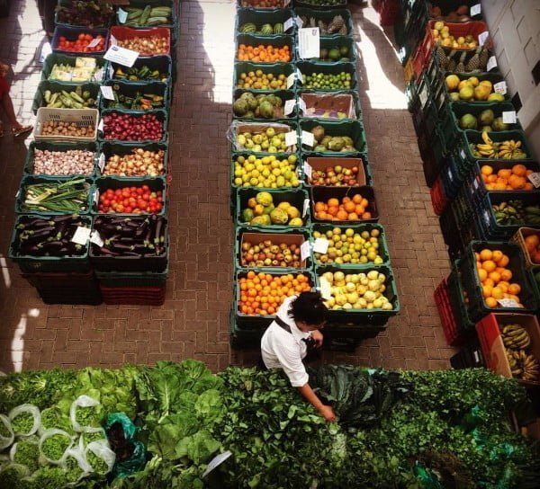 Feira completa no Chão: o ativismo ainda consiste em carregar caixas todos os dias.