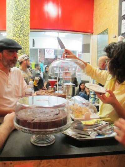 Ao mudar para o Arouche, o Preto Café trocou o horário de funcionamento e focou mais no café, mantendo poucos bolos e tortas no cardápio.Ao mudar para o Arouche, o Preto Café trocou o horário de funcionamento e focou mais no café, mantendo poucos bolos e tortas no cardápio.