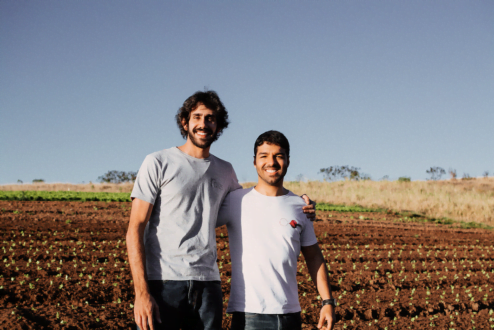 Tomás e Bruno, da plataforma de venda de orgânicos Raízs: sol na cara, negócio social plantado e começando a brotar.