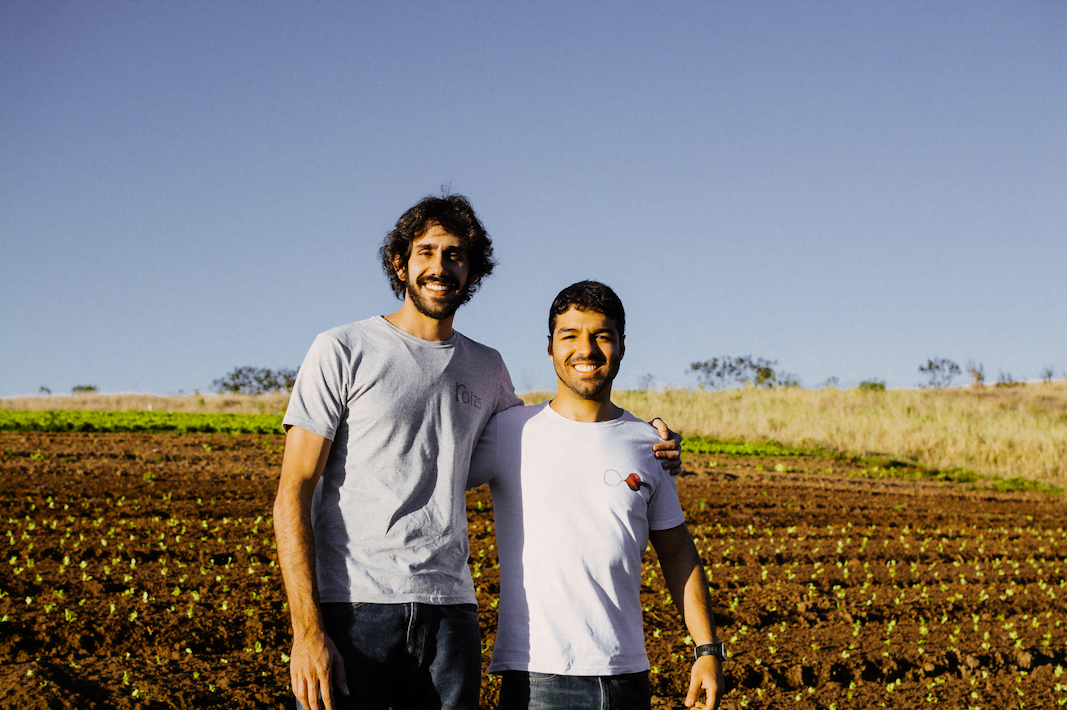 Tomás e Bruno, da plataforma de venda de orgânicos Raízs: sol na cara, negócio social plantado e começando a brotar.