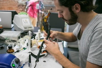 A Mesa & Cadeira promoveu o encontro dos ciborgues para prototipar uma nova forma de se comunicar, via... implante dentário. 