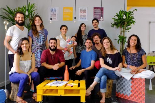 A equipe do Flowmakers em sua primeira casa em São Paulo. Rafael Ucha (o primeiro à esquerda) é um idealizadores dos ciclos de aprendizado
